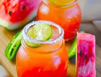 Cocktail sans alcool à la pastèque, au citron vert et au jus de cranberry