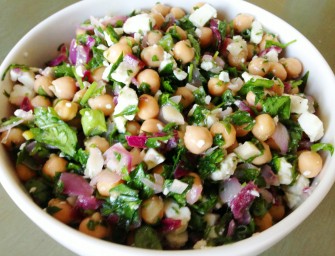 La salade de pois chiche à la feta, vinaigrette au curcuma