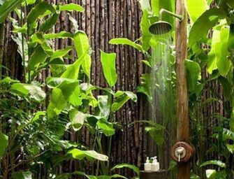 La douche extérieure prend place dans les jardins