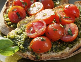 Bruschetta maison et  tomates cerises