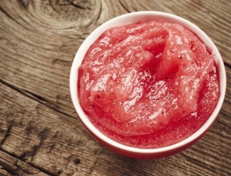 Un gommage pour le visage fait maison