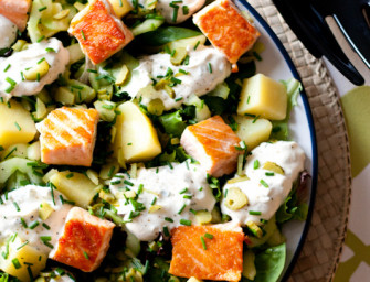 Une salade au saumon, parfaite pour le déjeuner