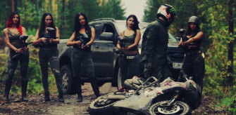 Une guerre épique entre un biker et des femmes armées et sexy
