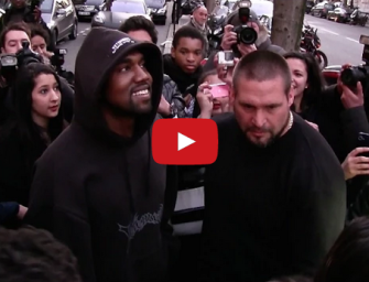 Il chante devant l&rsquo;hôtel de Kanye West