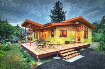 Une petite maison colorée, toute en bois