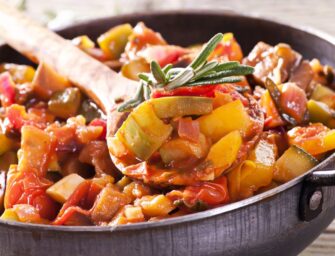 Ratatouille à la courge poivrée, aubergine et tofu