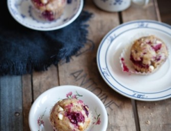 Muffins aux bananes, framboises et chocolat blanc