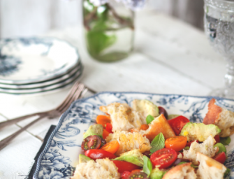 Salade de pain, tomates et avocat
