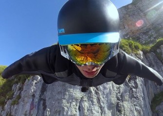 Brandon Mikesell frôle les falaises en wingsuit