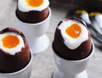 Oeufs à la coque au chocolat, mousse mascarpone et coulis de passion