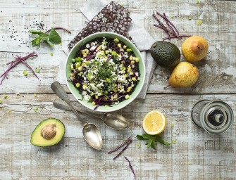 Salade de lentilles beluga, avocat, poire & feta