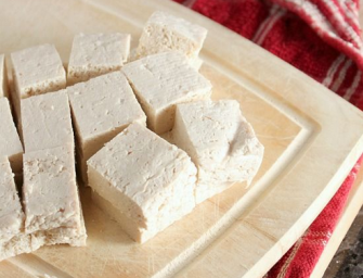 Tofu piquant au safran et yaourt