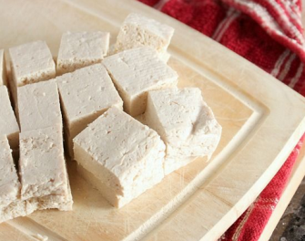 Tofu piquant au safran et yaourt