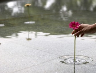 Le vase Ripple flottant par Taku Omura de OO Design