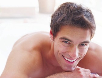 L&rsquo;homme tendance prend soin de sa peau