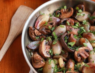 Echalotes et champignons braisés à la cannelle