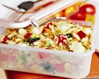 Salade de quinoa avec amandes, feta et légumes d&rsquo;été