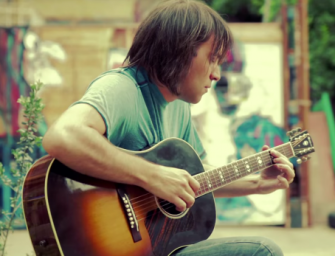 Il réalise une reprise surprenante de « Beat it », de Michael Jackson