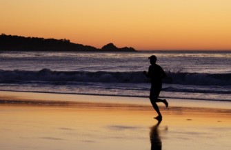 Courir sur la plage améliore votre humeur et votre tonus