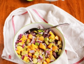 Salade d’avocat à la mangue et oignon rouge