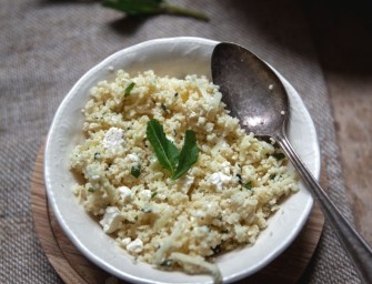Salade de couscous aux pommes, fromage féta et herbes fraîches