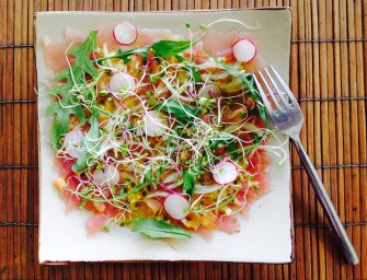 Un carpaccio de thon délicatement assaisonné au fruit de la passion