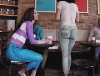 Ces employés servent le café tout nus