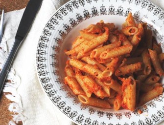 Pâtes au pesto, tomates et noisettes