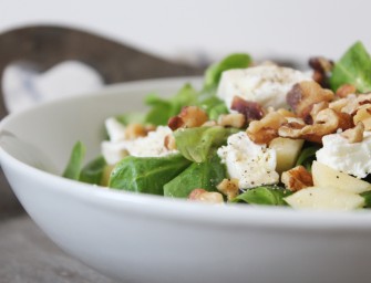 Salade gourmande de mâche, pommes, chèvre et noix