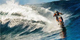 Il surfe à motocross à Teahupoo !
