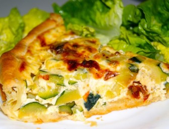 Une quiche aux courgettes, tomates séchées et chèvre