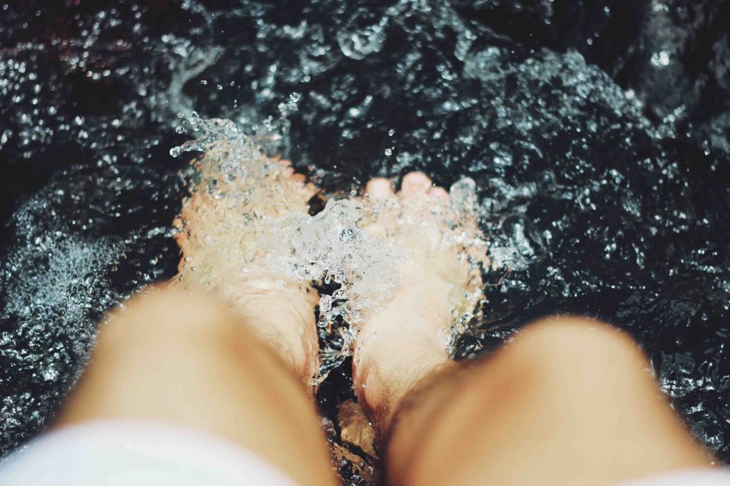 Relaxez-vous avec un bain de pieds fait maison