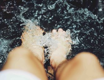 Relaxez-vous avec un bain de pieds fait maison