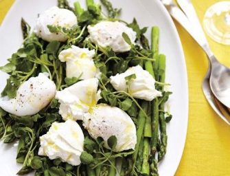 Salade d&rsquo;asperges aux oeufs pochés et à la mozzarella