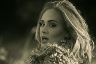 « Hello » : Adele revient avec un clip signé Xavier Dolan