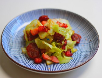 Chou poêlé, saucisse chinoise et Mirin