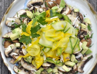 Salade de champignons, avocat et courgettes