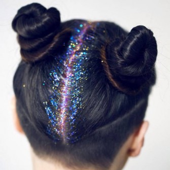 Glitter roots : La nouvelle tendance coiffure, parfaite pour les fêtes