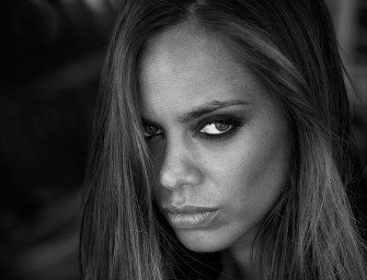 Le sourcil épais fait son come back !