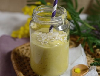 Un smoothie banane, mangue et lait de coco