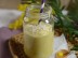 Un smoothie banane, mangue et lait de coco