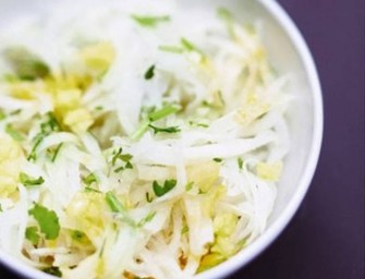 Une salade détox au chou, à l&rsquo;ananas, à la mangue et à la coriandre