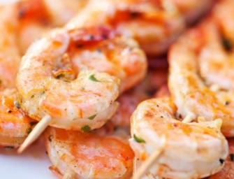 Les brochettes de crevettes au miel
