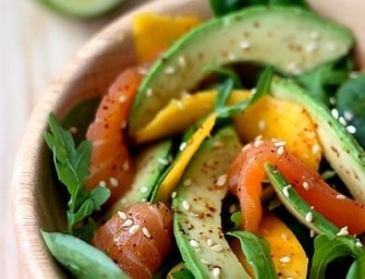 Salade à la mangue, au saumon et à l&rsquo;avocat