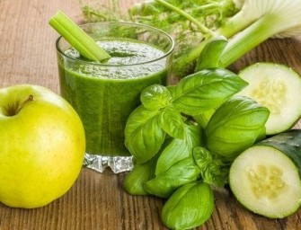 Un jus vert à la pomme, au concombre et au gingembre pour perdre du poids