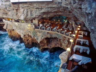 Un restaurant niché dans une grotte en Italie