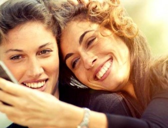 Bi ou lesbiennes : Les femmes ne seraient pas totalement hétéros !