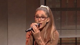 Ariana Grande révèle ses talents d’imitatrice au Saturday Night Live