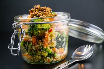 Une salade de quinoa croustillante à emporter au bureau