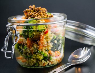 Une salade de quinoa croustillante à emporter au bureau